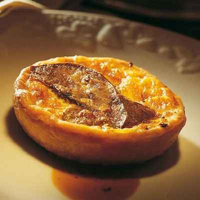 Tourte de lieu jaune et petits légumes de printemps