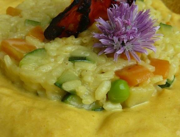 Risotto printanier sur une crème de carottes au curcuma