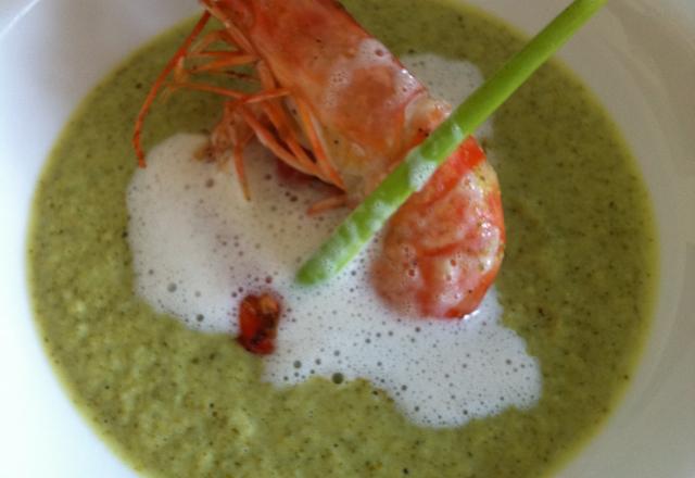 Velouté de brocolis crevettes sautées, son écume de lait crevette et sommités de brocolis frits