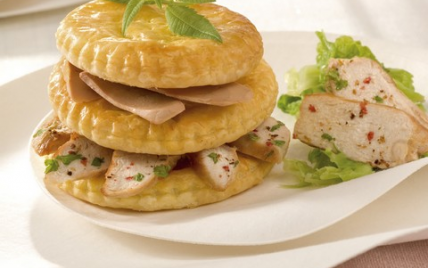 Millefeuille de suprêmes de Pintade au Foie gras, embeurée de chou