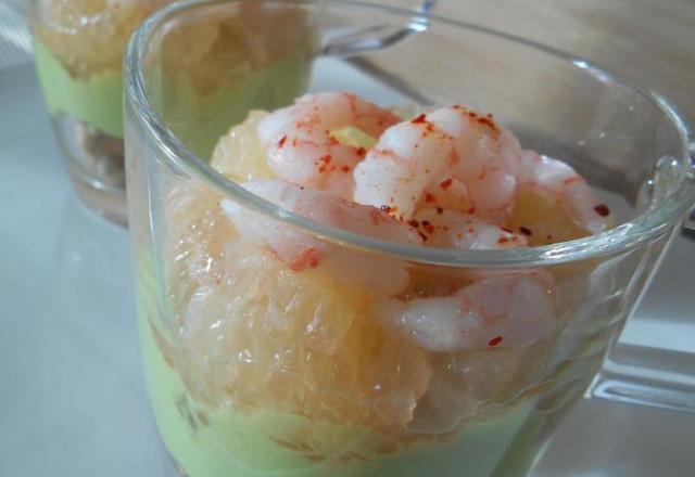 Verrine crème d'avocat, pamplemousse et crevettes