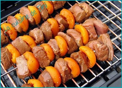 Brochettes de magret de canard aux abricots