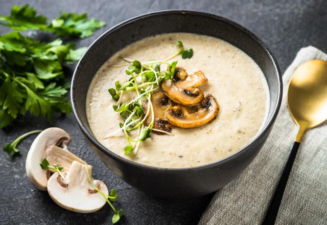 “Onctueux sans aucune crème” : François-Régis Gaudry partage sa recette du potage aux champignons seulement 4 ingrédients