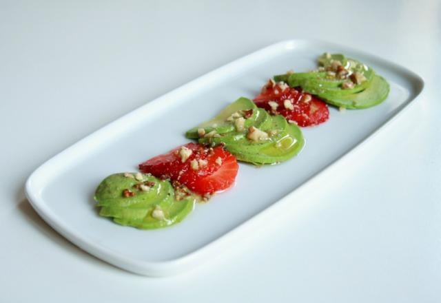 Carpaccio d'avocat & de fraises à l'huile de noix vierge