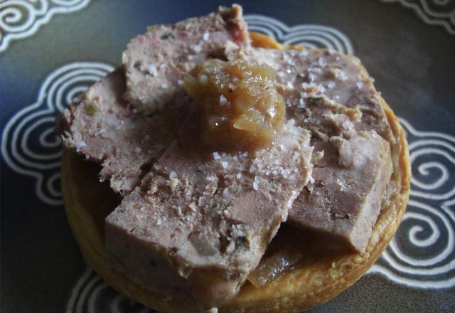 Tarte fine à la terrine de campagne, compotée d'oignons au cidre