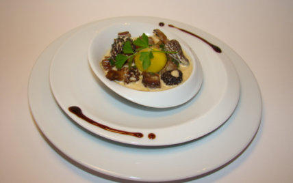 Mise en bouche aux marrons, morilles et œuf de caille