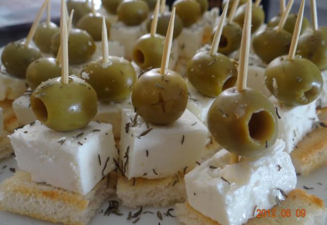 Petites brochettes féta olives