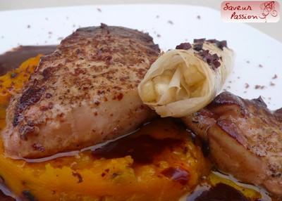 Foie gras poêlé, potimarron au grué de cacao, sauce balsamique/xocopili, cigare à la châtaigne