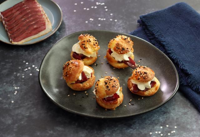 Mini choux au sésame farci au Magret fumé, confiture de figue et chantilly au curry