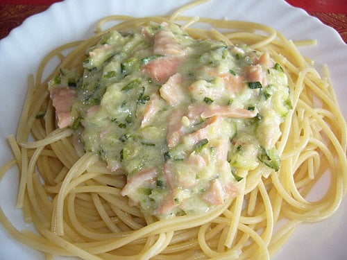 Spaghettis aux courgettes et saumon fumé, sauce chèvre