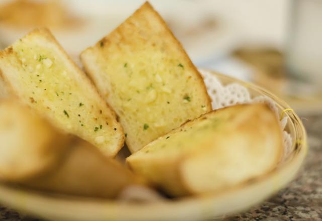 Garlic bread sans herbes