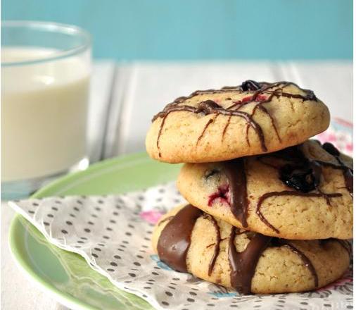 Cookies au cassis, marbrés au chocolat