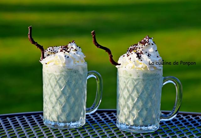 Milk shake à la banane, pistache et spiruline