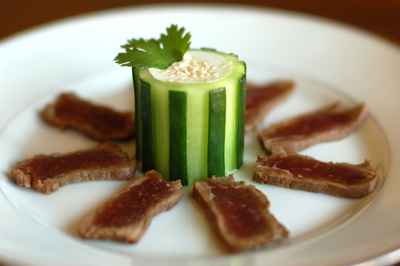 Tataki de bœuf et son sésame de concombre au raifort