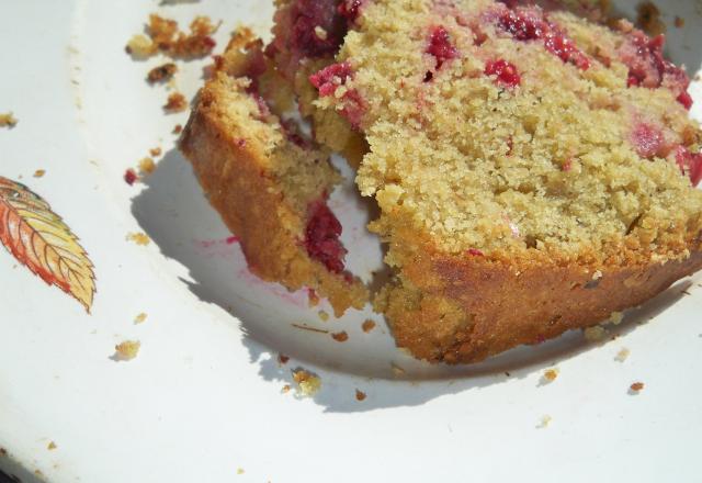 Cake aux groseilles, framboises et noisette