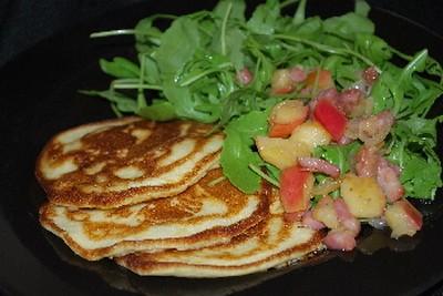 Blinis au roquefort, roquette aux lardons et aux pommes