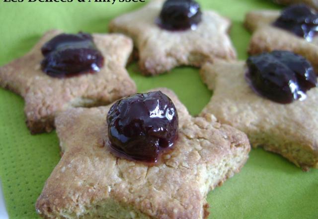 Biscuits au son d'avoine à la confiture de cerises noires