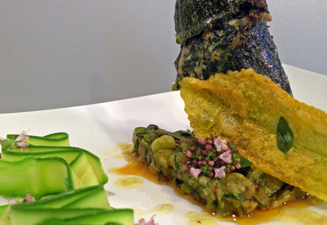 Courgette farcie au vert, fleurs en tempura