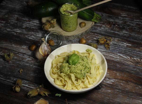 Tagliatelles au pesto de courgettes aux noisettes