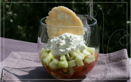 Verrine de tomates, concombre et pignons de pin à la mousse de ricotta