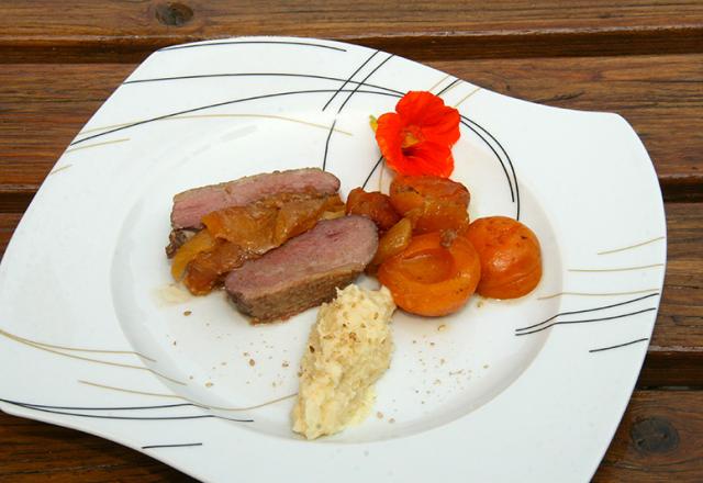 Rôti de magret de canard aux abricots au floc de Gascogne