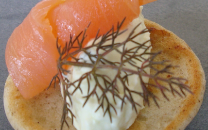 Petits blinis au sarrasin, chantilly au wasabi et saumon fumé