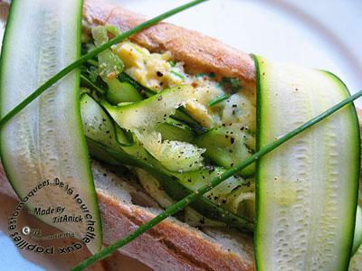 Sandwich aux lamelles de courgettes et aux œufs à la ciboulette