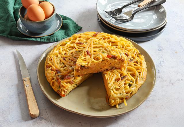 Parfaite pour le dimanche soir, cette frittata façon carbonara va devenir un classique de votre répertoire de recettes