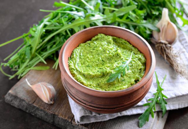 Plus économique, facile à faire et tout aussi bon, voici notre alternative du pesto au basilic !