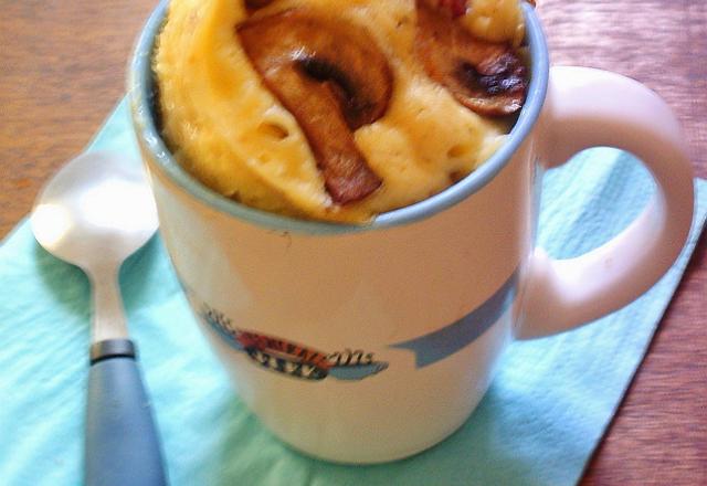 Mug cake salé aux lardons et aux champignons