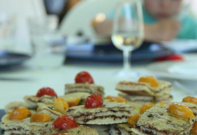 Focaccia marbrée aux olives et aux tomates