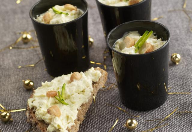 Verrine de fromage fouetté Madame Loïk crabe asperges et noix de cajou torréfiées