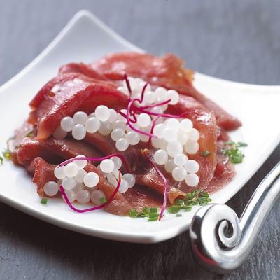 Perles des sous bois, carpaccio de bœuf et pousses de betterave