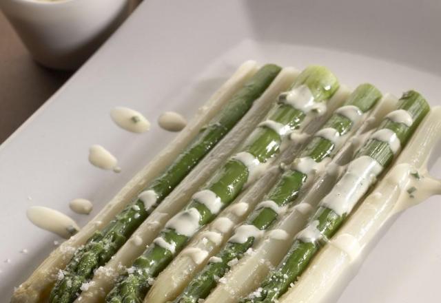 Duo d'asperges et sa sauce crémeuse