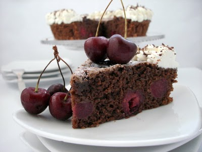 Gâteau au chocolat, aux cerises et aux amandes