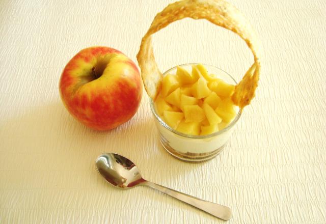 Verrine de pommes caramélisées, mousse de miel sur lit de macarons