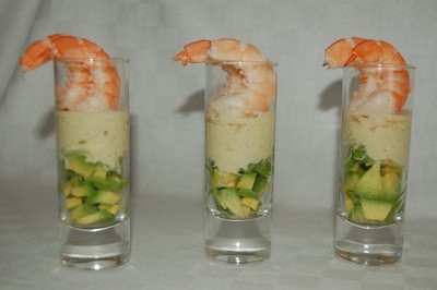 Verrines d'avocat, crème de gingembre et crevettes