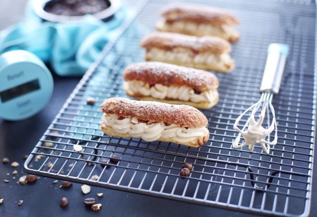 Éclairs à la ganache montée au café et fruits secs rôtis au sirop d'érable