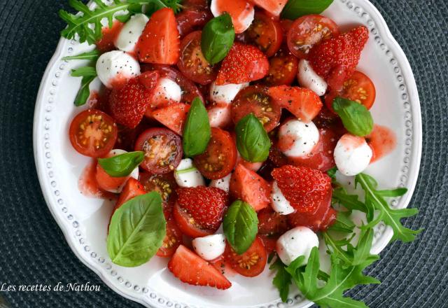 Salade de tomates, fraises et mozzarella, sauce fraises-citron vert