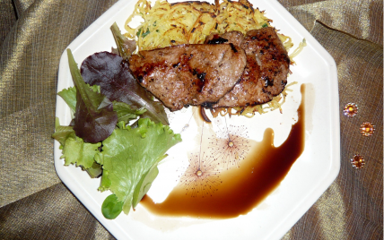 Escalopes de foie gras au banuyls sur son lit aux 2 pommes