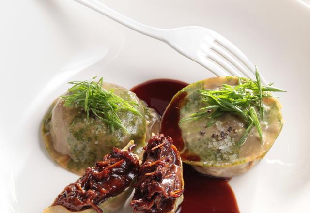 Grosse raviole en imprimé d’herbes farcie d’efloché de bœuf dans la poire et foie gras, jus de braisage parfumé aux agrumes