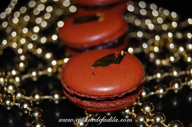 Macarons au chocolat oranges confites et feuille d'or alimentaire