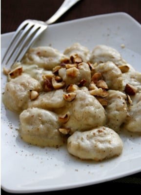 Gnocchi de pommes de terre sauce au fromage fondu et noisettes