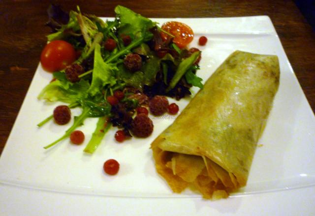 Cigare croustillant de boudin blanc et son gratin de pleurottes au chaource, accompagné de son mesclun en habit rouge