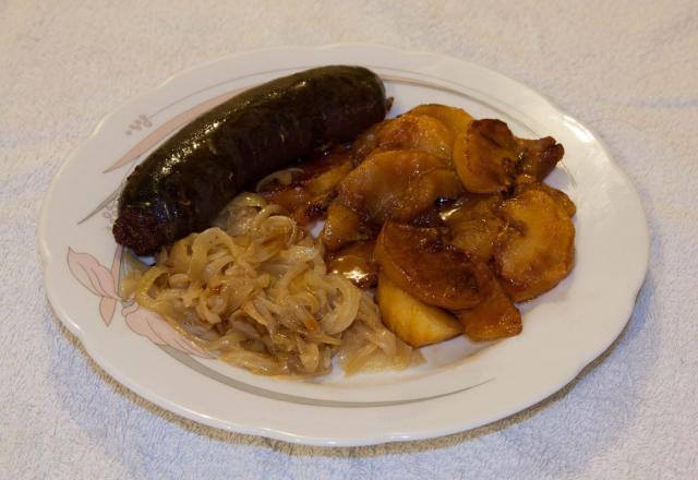 Pomme Pompidou flambée au calvados accompagné de son boudin noir et sa compotée d'oignons