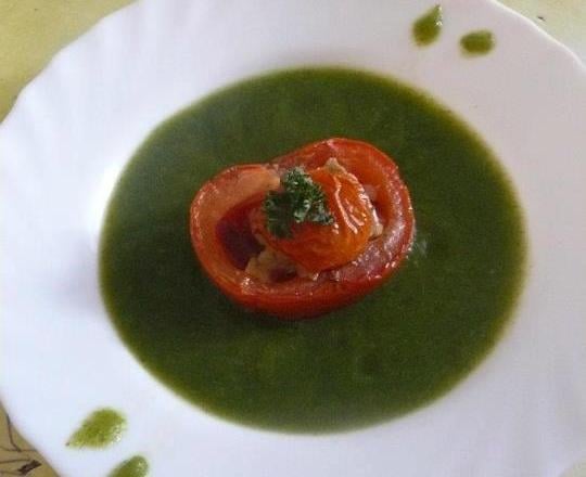 Velouté de laitue, tomate farcie aux lardons