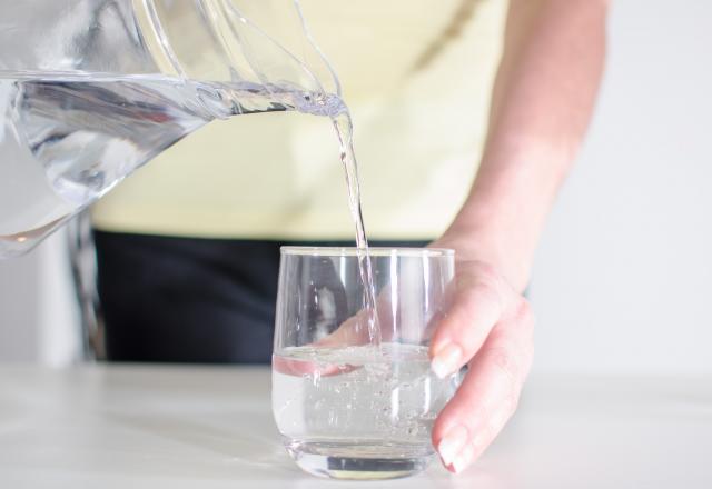 Faut-il éviter de boire de l’eau à table ?