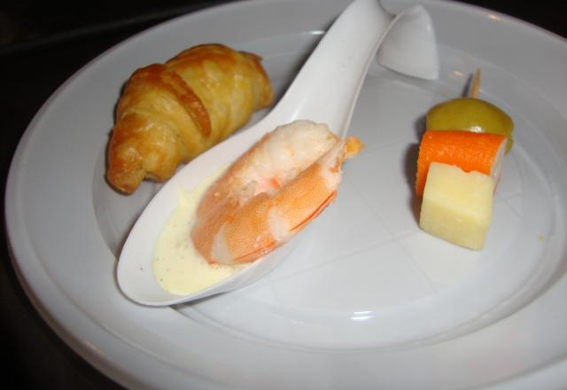 Mini croissants au saumon, crevettes et crème au curry