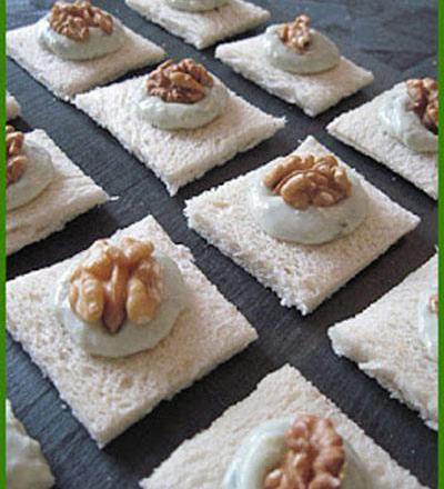 Canapés au roquefort et aux noix