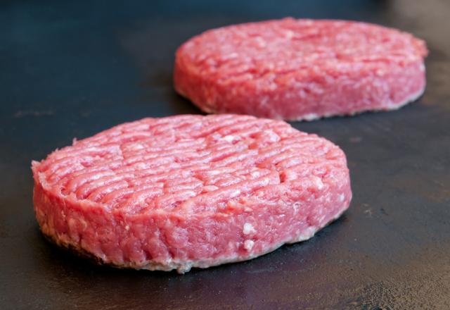 Rappel steaks hachés : vendus partout en France, une marque vient de rappeler plusieurs lots contaminés !